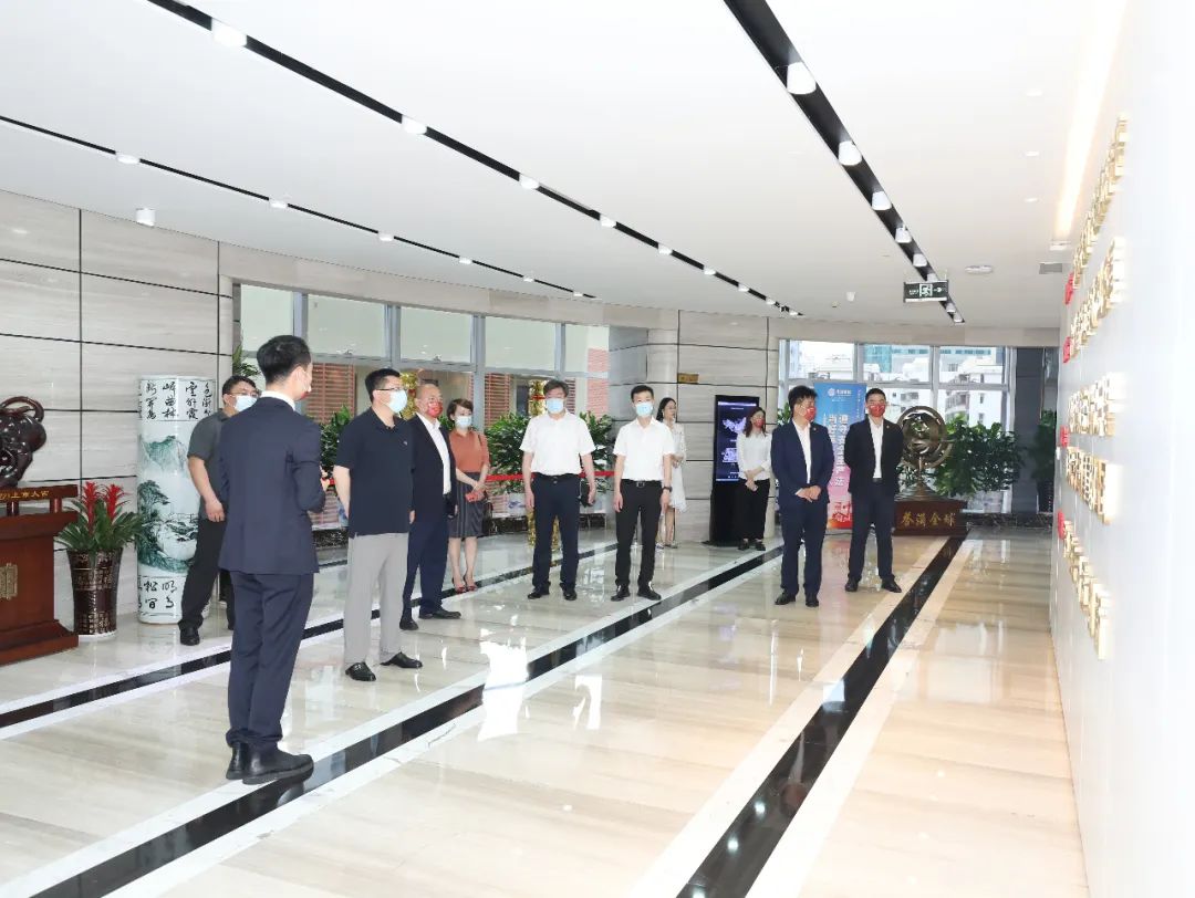 青島市政協(xié)副主席、嶗山區(qū)委書(shū)記張?jiān)恍猩W臨中裝建設(shè)調(diào)研考察